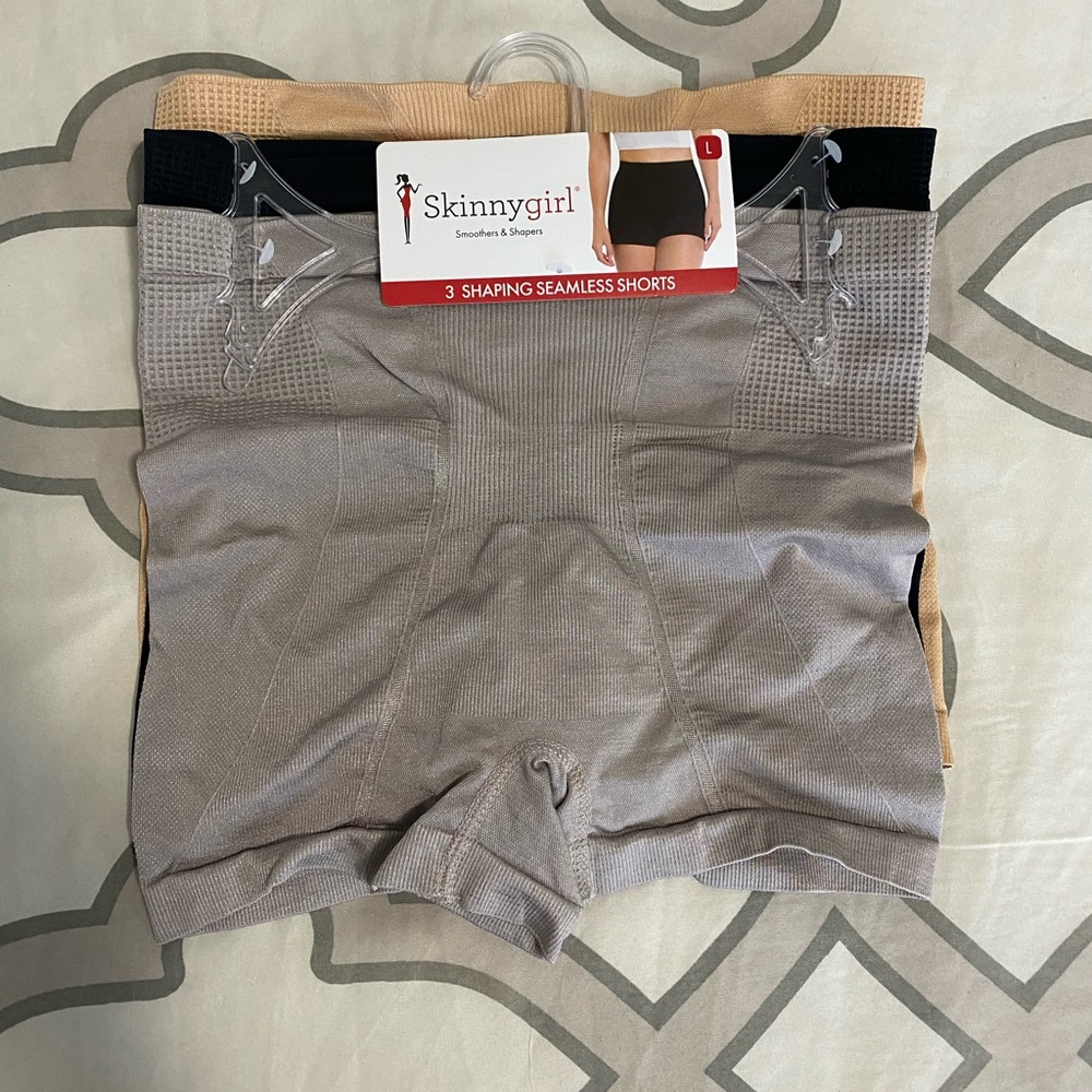 Seamless shaping shorts